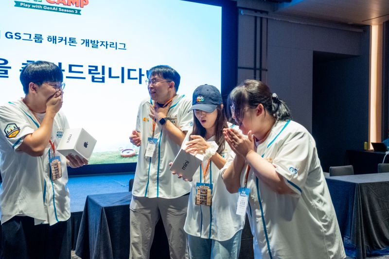 GS그룹 해커톤 시상 무대에서 상품을 들고 기뻐하는 참가자들
